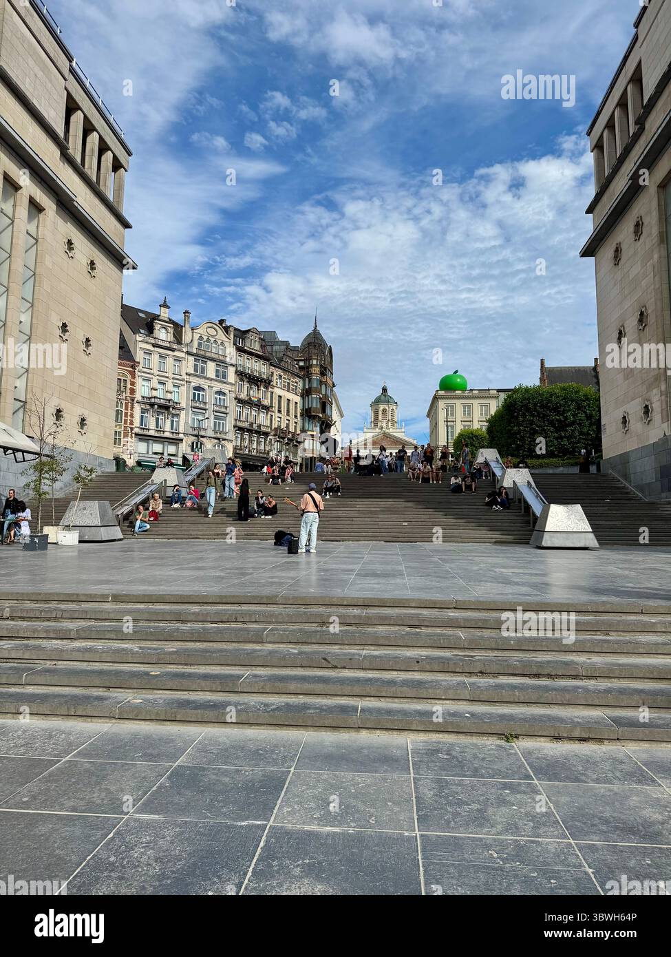 Les gens apprécient la vue et se promènent au Mont des Arts à Bruxelles, Belgique - Image de stock capturée avec un smartphone