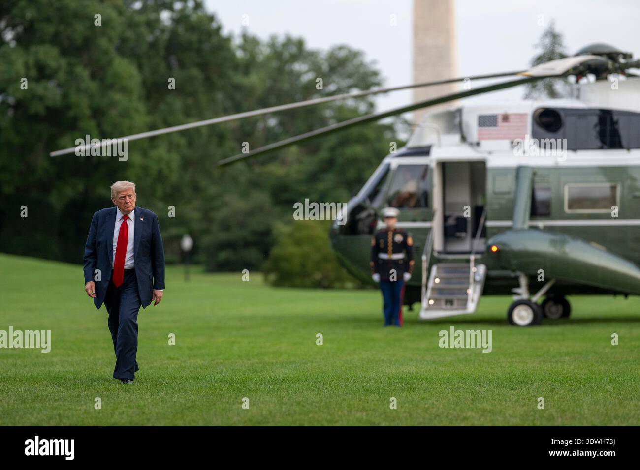 East Rutherford, New Jersey, États-Unis. 13 juillet 2025. Le président Donald Trump revient après la finale de la Coupe du monde de la FIFA, dimanche 13 juillet 2025, au MetLife Stadium à East Rutherford, New Jersey. (Crédit image : © Daniel Torok/Maison Blanche/ZUMA Press Wire) USAGE ÉDITORIAL SEULEMENT ! Non destiné à UN USAGE commercial ! Banque D'Images