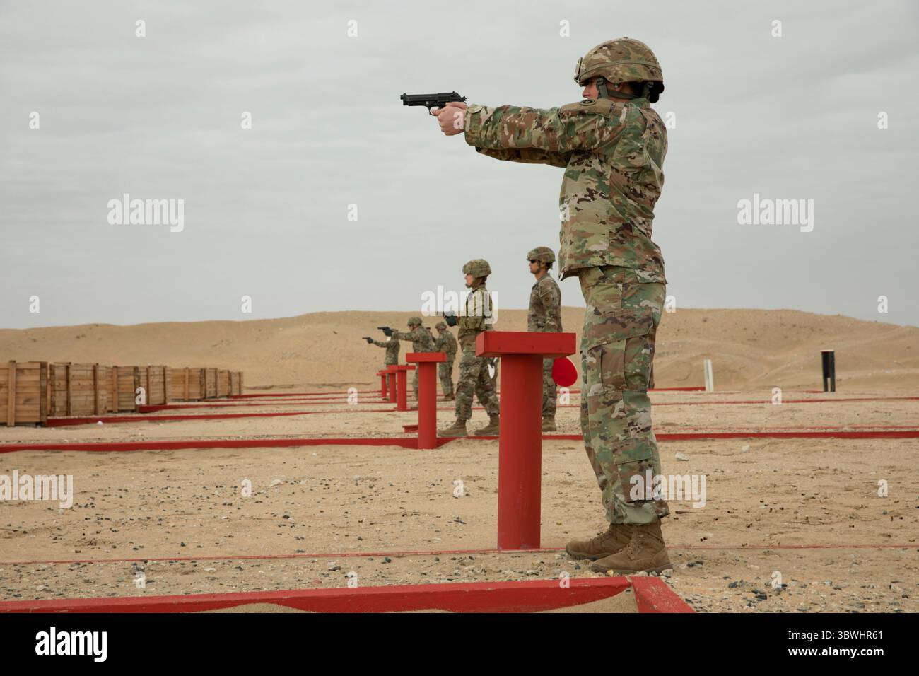 28 déc. 2020 - Camp Udairi, Koweït - L'armée de terre Catherine Dunn, chef des opérations avec le 311e Commandement de la durabilité expéditionnaire, tire pendant un cours de qualification au pistolet, Dec. 28, 2020, au complexe Udairi Range, Camp Udairi, Koweït. (Image de crédit : © Cody Kilduff/U.S. Armée/ZUMA Wire/ZUMAPRESS.com) Banque D'Images
