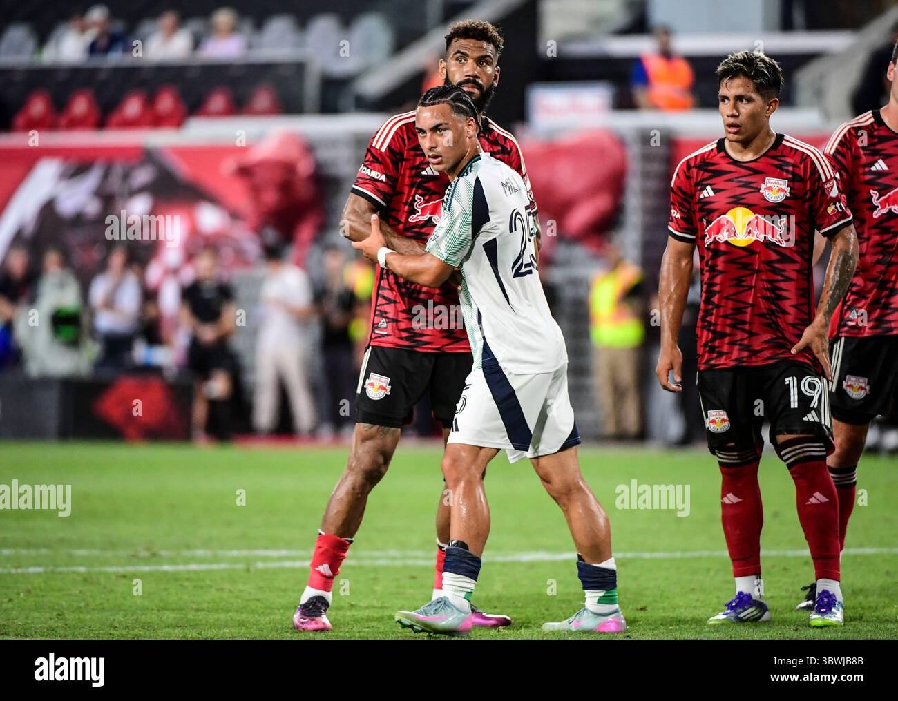 Harrison, États-Unis. 02 juillet 2025. Harrison, NJ, États-Unis, 16 juillet 2025 : Peyton Miller (25 New England Revolution) défend Eric Maxim Choupo-Moting (13 New York Red Bulls) lors du match de football entre les New York Red Bulls et la New England Revolution au Sports Illustrated Stadium de Harrison, NJ États-Unis (USAGE ÉDITORIAL SEULEMENT). (Rebekah Wynkoop/SPP) crédit : SPP Sport Press photo. /Alamy Live News Banque D'Images