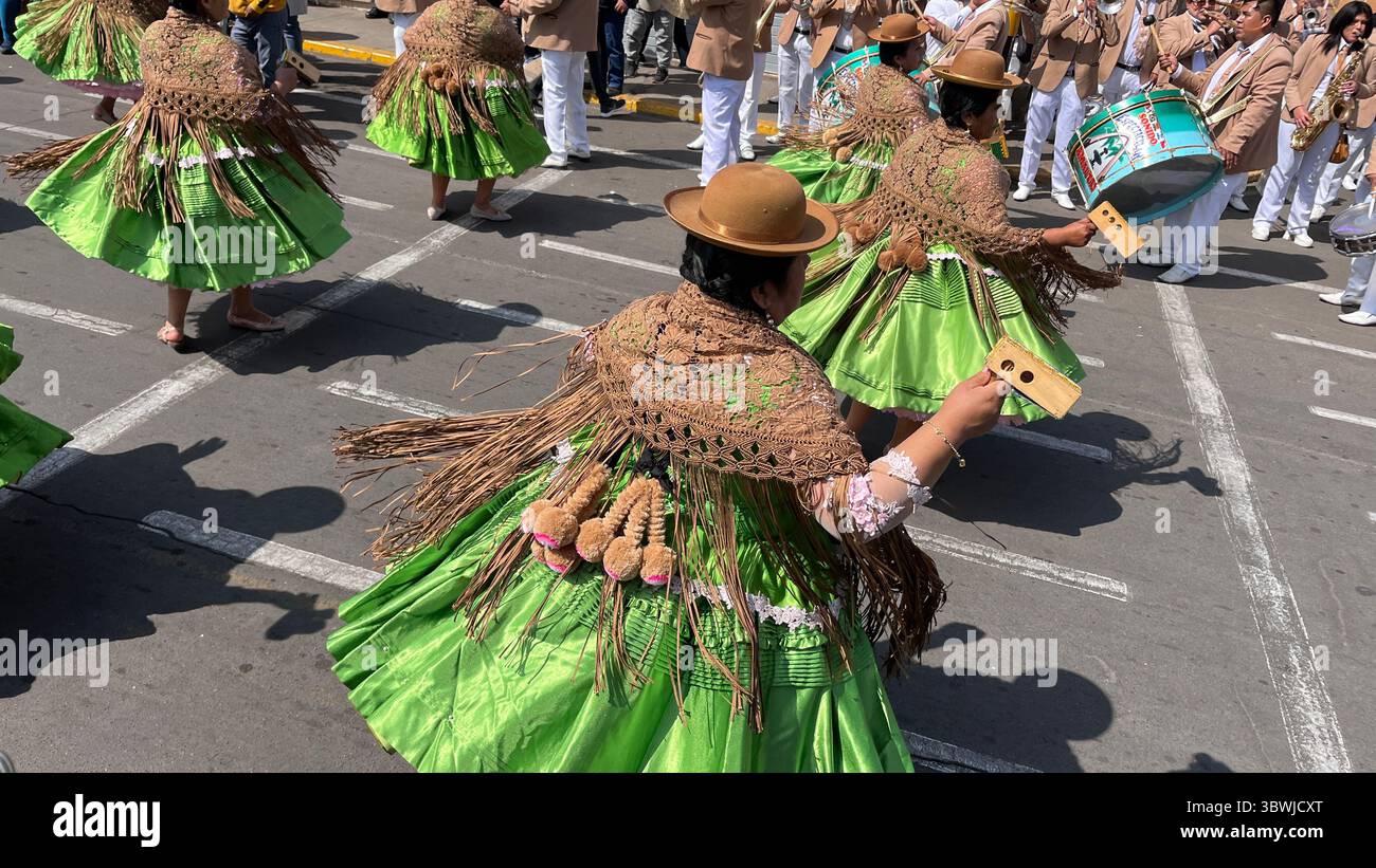 Tacna, Pérou 16. Juin 2025 photo de femmes dansantes dans de beaux vêtements de tradition. LE MORENADA REVIENT AU PASEO CIVIL (CENTRE-VILLE) GRAND DÉFILÉ Banque D'Images