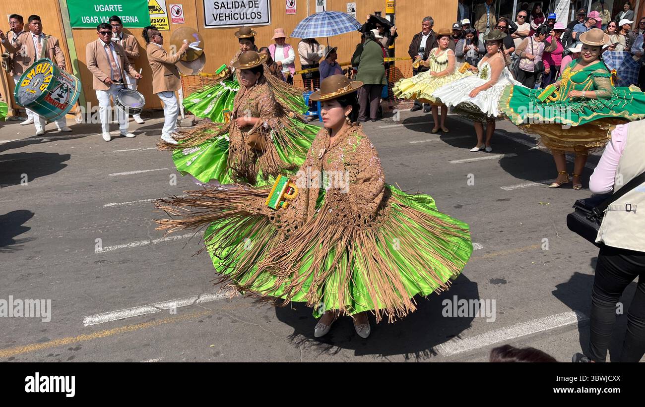Tacna, Pérou 16. Juin 2025 photo de femmes dansantes dans de beaux vêtements de tradition. LE MORENADA REVIENT AU PASEO CIVIL (CENTRE-VILLE) GRAND DÉFILÉ Banque D'Images