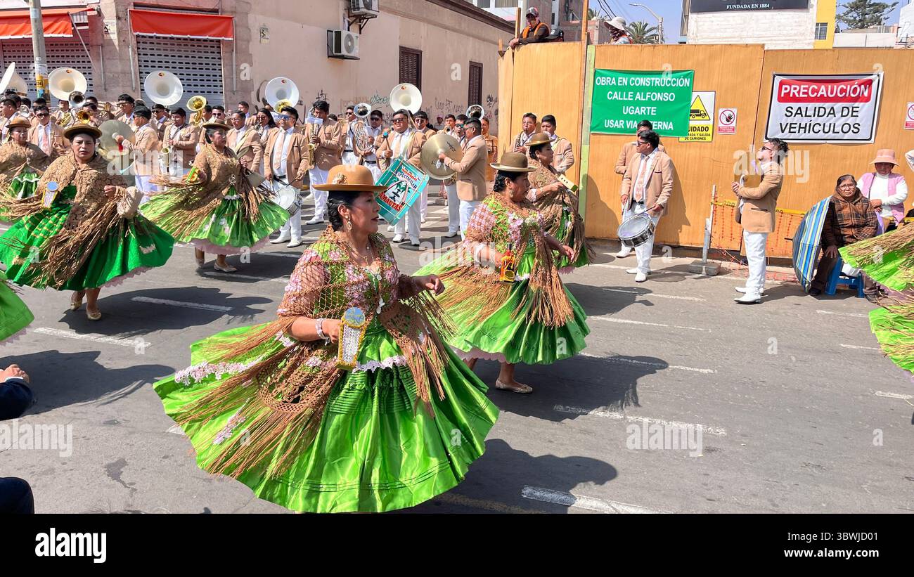Tacna, Pérou 16. Juin 2025 photo de femmes dansantes dans de beaux vêtements de tradition. LE MORENADA REVIENT AU PASEO CIVIL (CENTRE-VILLE) GRAND DÉFILÉ Banque D'Images