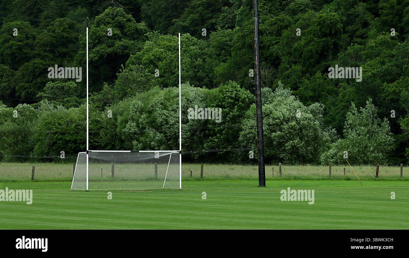 Terrain d'entraînement Irish Sport avec de hautes poteaux de but pour le football gaélique et le rugby. Banque D'Images