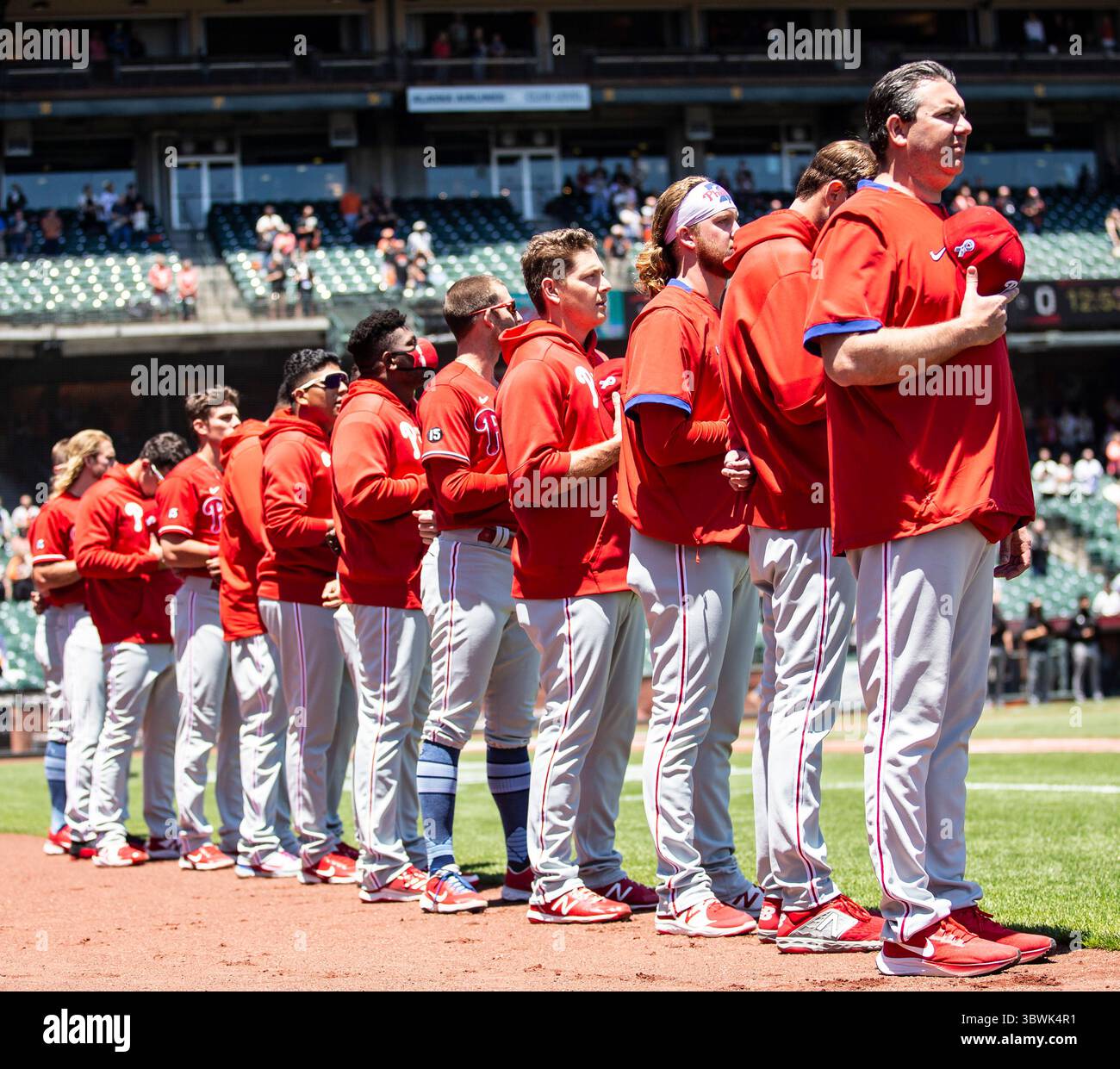 20 juin 2021 San Francisco CA, États-Unis les Phillies pendant l'hymne national avant le match MLB entre les Philadelphia Phillies et les San Francisco Giants à Oracle Park San Francisco Calif. Thurman James / CSM(image de crédit : &copy ; Thurman James/CSM via ZUMA Wire) Banque D'Images