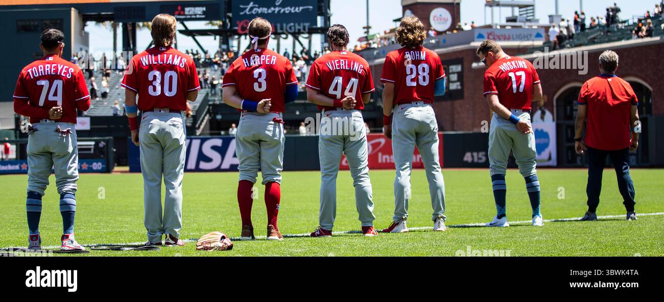 20 juin 2021 San Francisco CA, États-Unis les Phillies pendant l'hymne national avant le match MLB entre les Philadelphia Phillies et les San Francisco Giants à Oracle Park San Francisco Calif. Thurman James / CSM(image de crédit : &copy ; Thurman James/CSM via ZUMA Wire) Banque D'Images