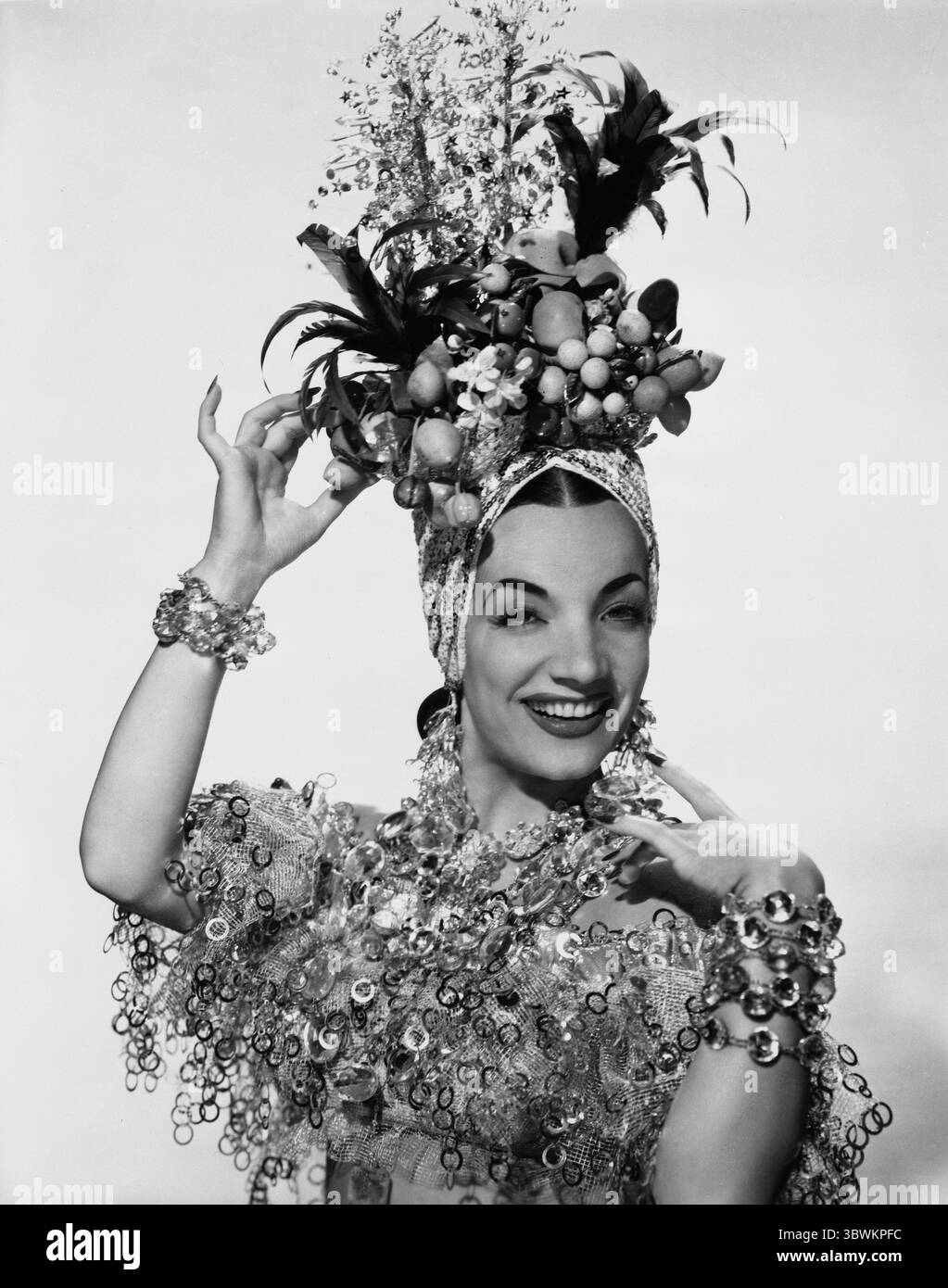 Carmen Miranda portant un foulard avec des fruits (crédit image : © Movie Star News via ZUMA Press Wire Service) Banque D'Images