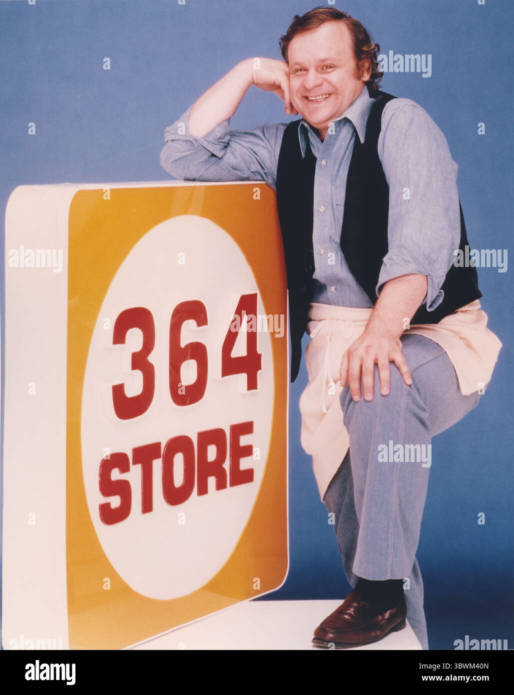 George Dzundza pose à manches longues avec gilet (crédit image : © Movie Star News via ZUMA Press Wire Service) Banque D'Images