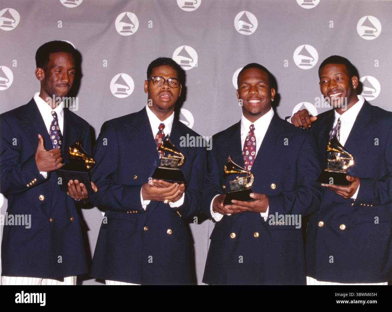 Boyz II hommes tenant des trophées en costumes noirs Portrait de groupe (image de crédit : © Movie Star News via ZUMA Press Wire Service) Banque D'Images