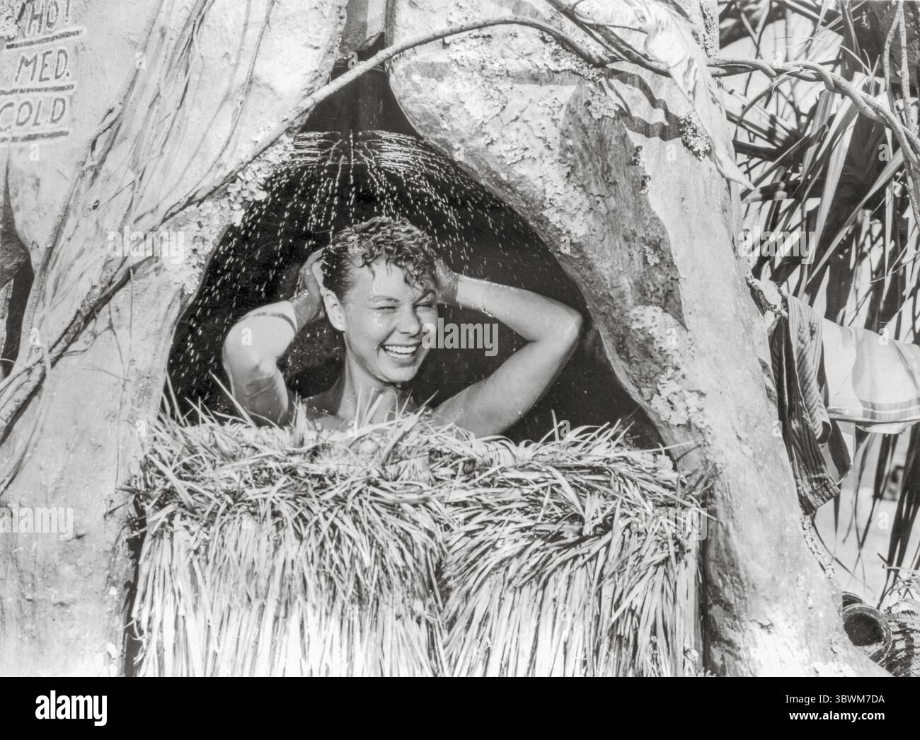 Femmes du Pacifique Sud prenant un bain dans la salle de bain Nipa Hut (crédit image : © Movie Star News via ZUMA Press Wire Service) Banque D'Images