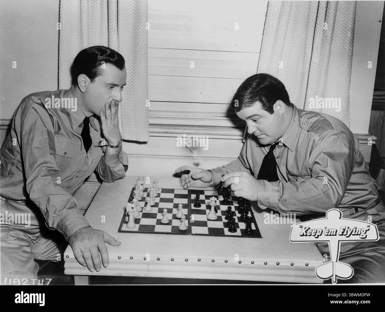 Abbott et Costello jouent aux échecs. William Bud'' Abbott et Lou Costello étaient un duo comique américain dont le travail dans le vaudeville et sur scène, à la radio, au cinéma et à la télévision a fait d'eux l'équipe comique la plus populaire des années 1940 et du début des années 1950 (crédit image : © Movie Star News via ZUMA Press Wire Service) Banque D'Images