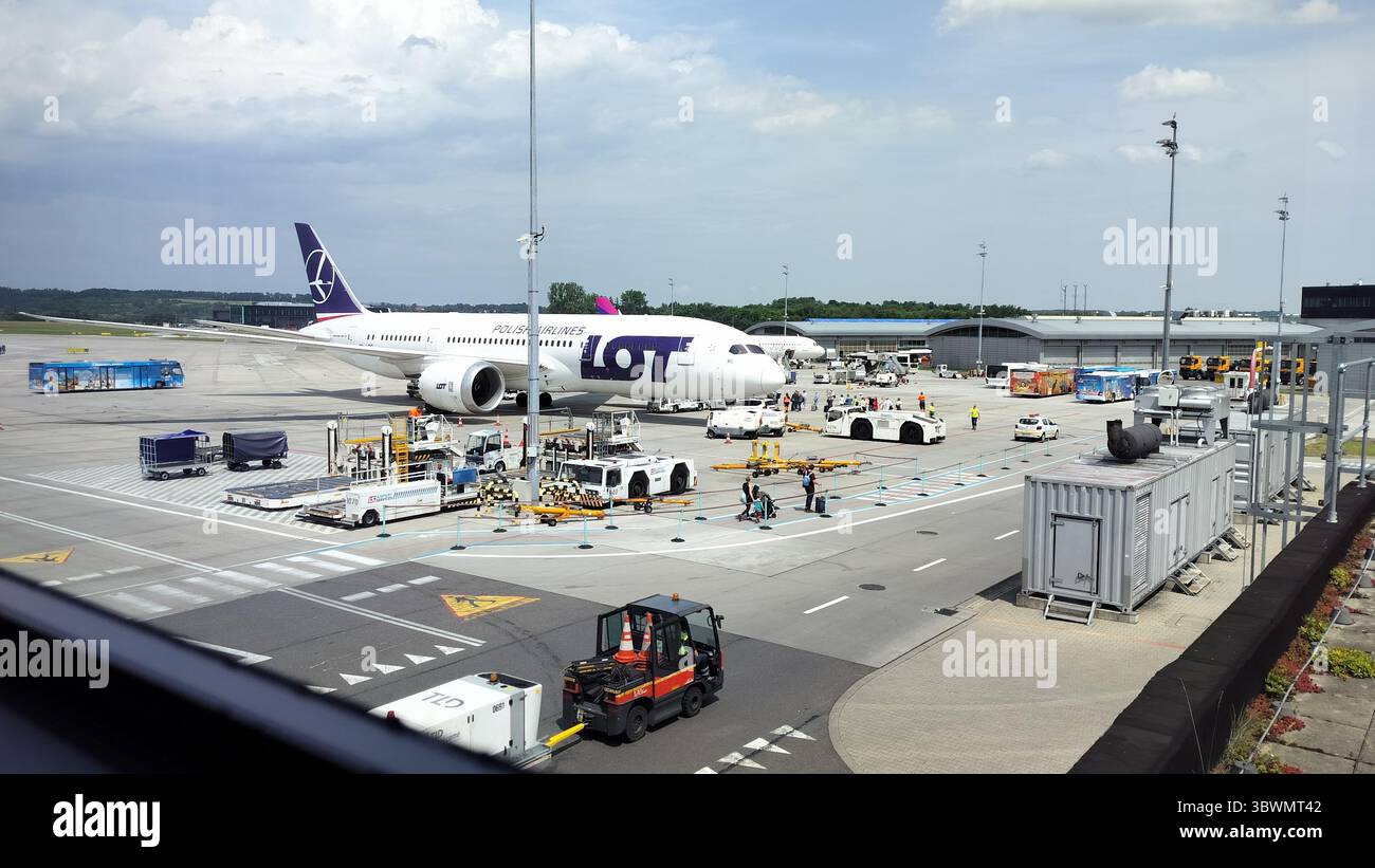 Le Boeing 787-8 Dreamliner de LOT Airline est stationné sur un tarmac à l'aéroport international Kraków Jean-Paul II, Kraków, Pologne Banque D'Images