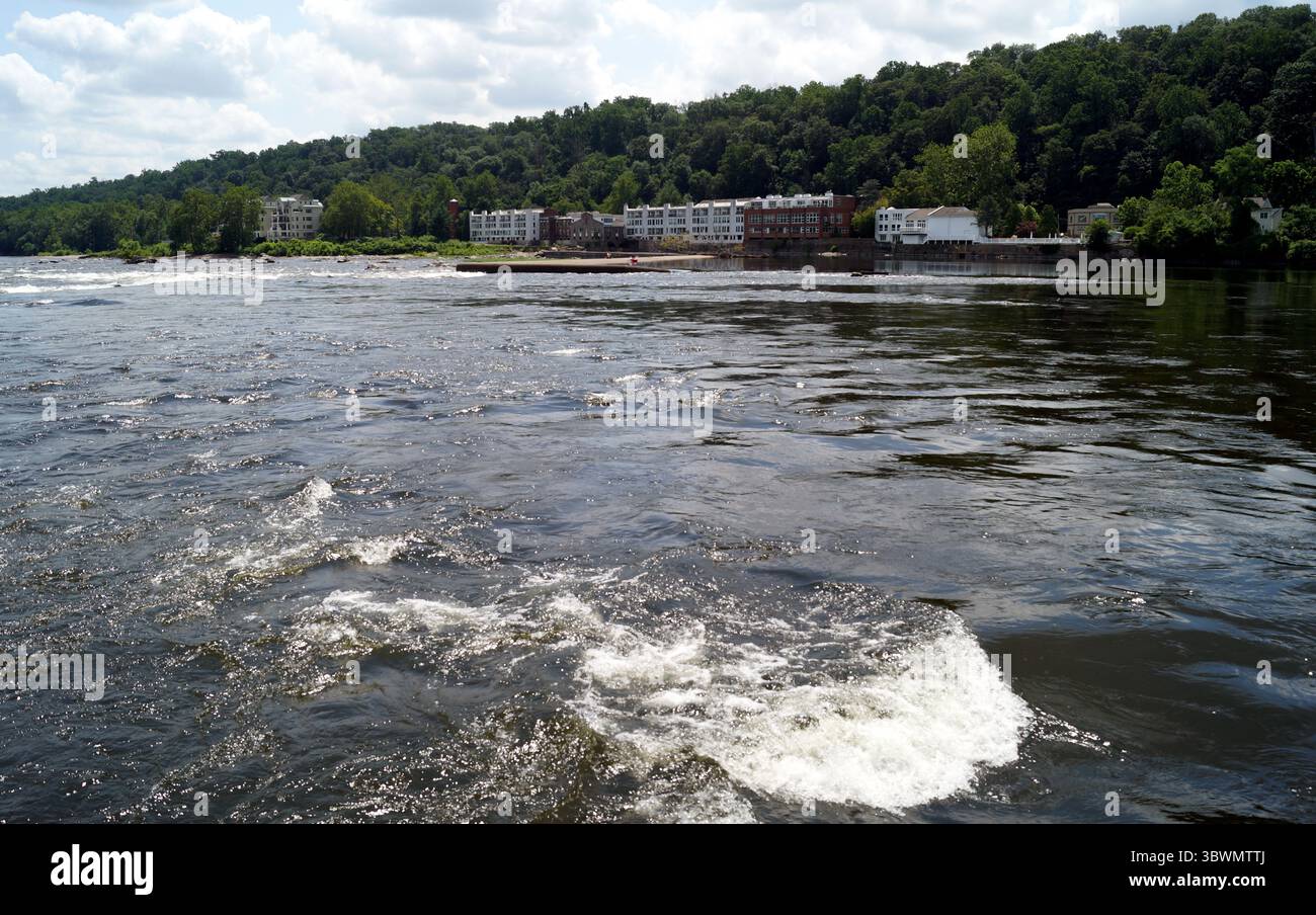Vue sur la rivière Delaware, depuis Lambertville, NJ, avec le complexe de condo Waterview sur la rive droite, New Hope, PA, États-Unis Banque D'Images