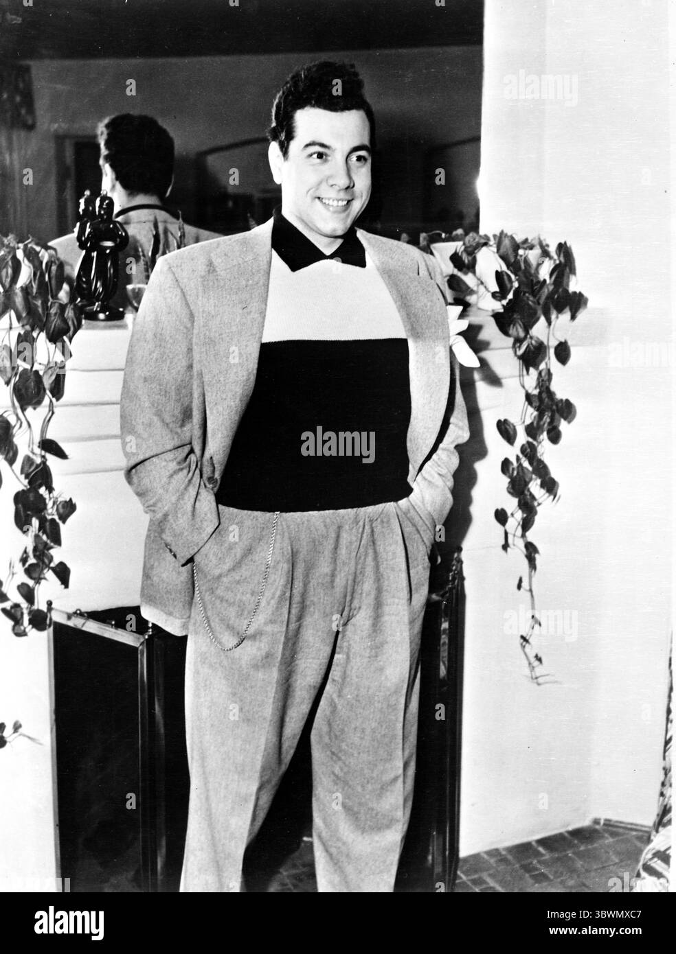 Mario Lanza debout dans classique (image de crédit : © Movie Star News via ZUMA Press Wire Service) Banque D'Images