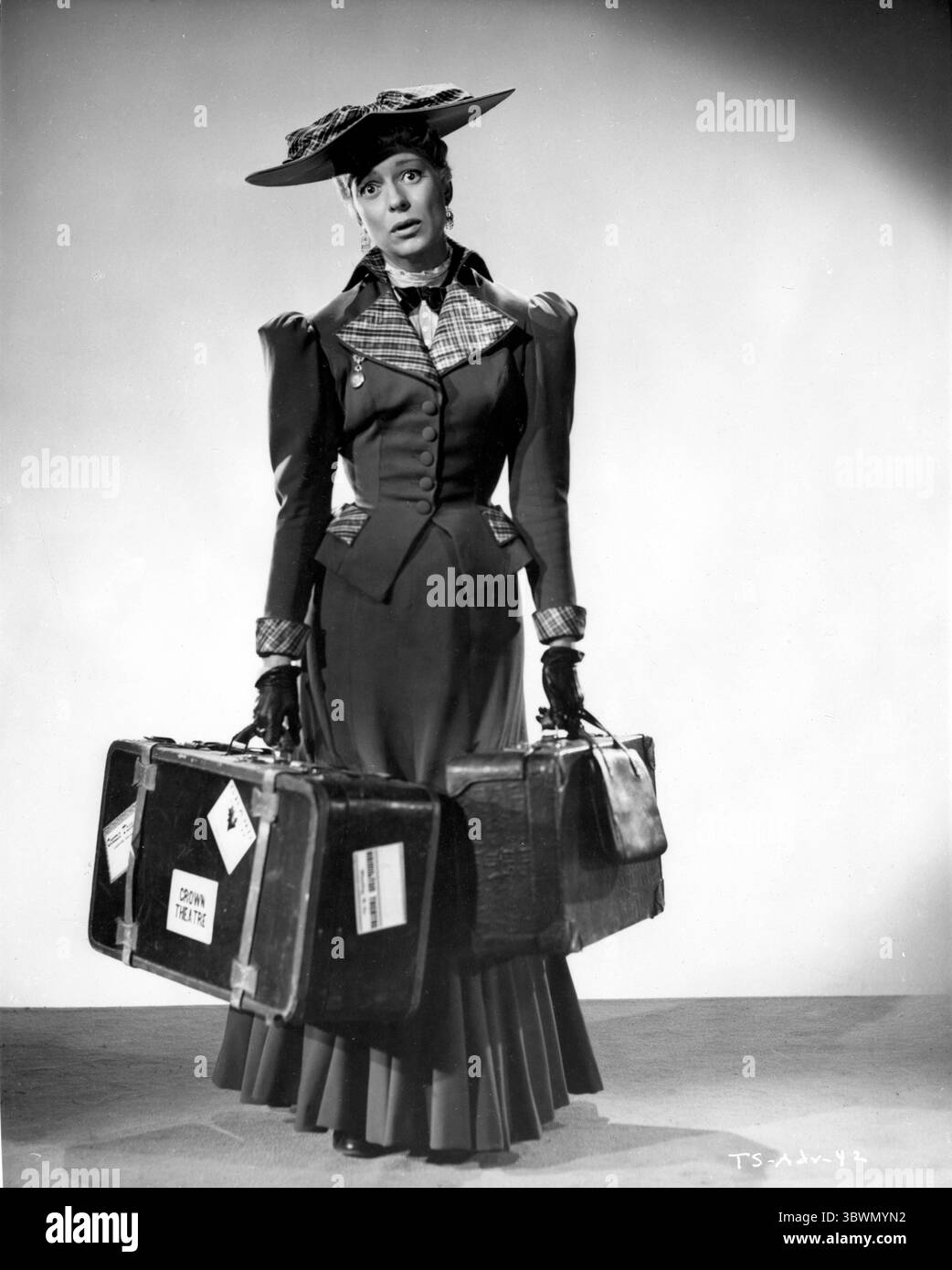Carol Channing regardant triste dans une robe à manches longues avec des cas Apache (image de crédit : © Movie Star News via ZUMA Press Wire Service) Banque D'Images