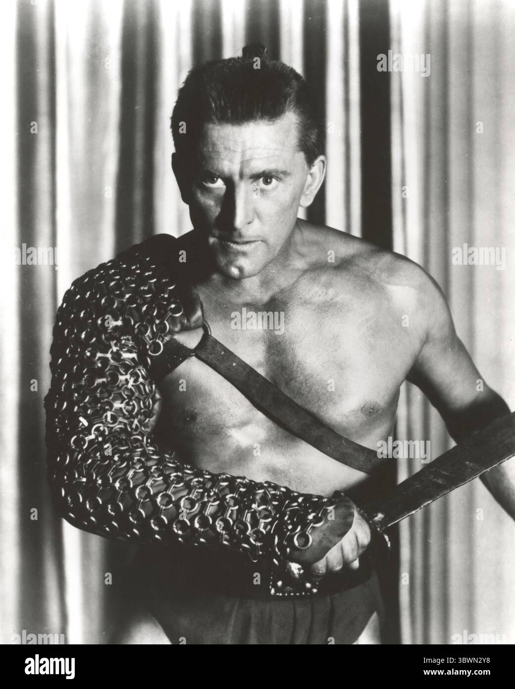 Kirk Douglas comme soldat tenant l'épée (crédit image : © Movie Star News via ZUMA Press Wire Service) Banque D'Images