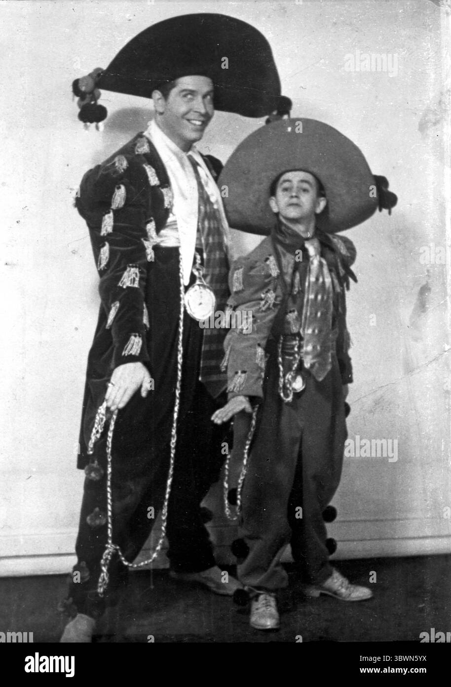 Milton Berle et un garçon en costume de mariachi (image de crédit : © Movie Star News via ZUMA Press Wire Service) Banque D'Images