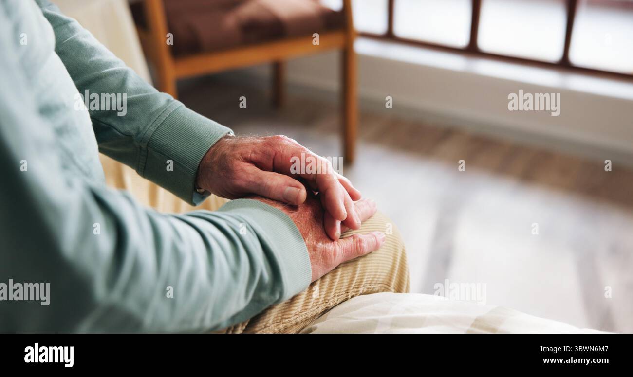 Personne âgée, la pensée et les mains avec l'arthrite à la maison avec la nostalgie, les pensées et alzheimers. Retraite, réflexion et préoccupation en appartement avec Banque D'Images