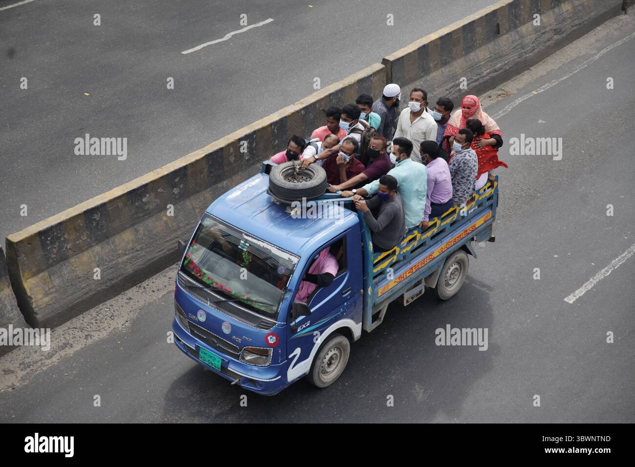 28 juin 2021, Dhaka, Bangladesh : les transports publics ont quitté les rues et les centres commerciaux sont restés fermés à Dhaka et dans d’autres parties du Bangladesh alors que le gouvernement appliquait un confinement strict « à une échelle limitée » à partir de lundi dans le but de maîtriser la situation COVID. (Crédit image : © Habibur Rahman/ZUMA Press Wire Service) Banque D'Images