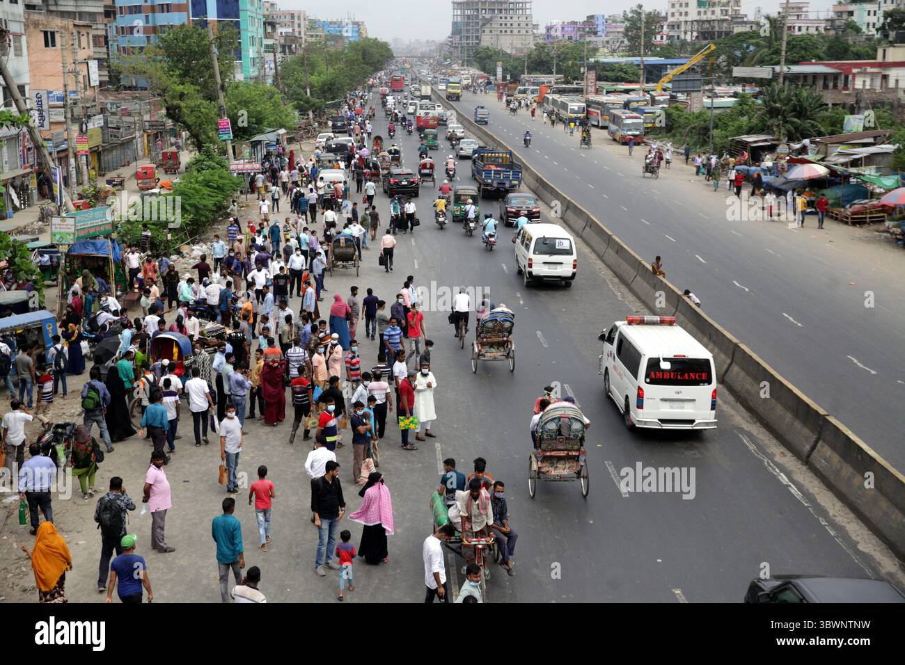 28 juin 2021, Dhaka, Bangladesh : les transports publics ont quitté les rues et les centres commerciaux sont restés fermés à Dhaka et dans d’autres parties du Bangladesh alors que le gouvernement appliquait un confinement strict « à une échelle limitée » à partir de lundi dans le but de maîtriser la situation COVID. (Crédit image : © Habibur Rahman/ZUMA Press Wire Service) Banque D'Images