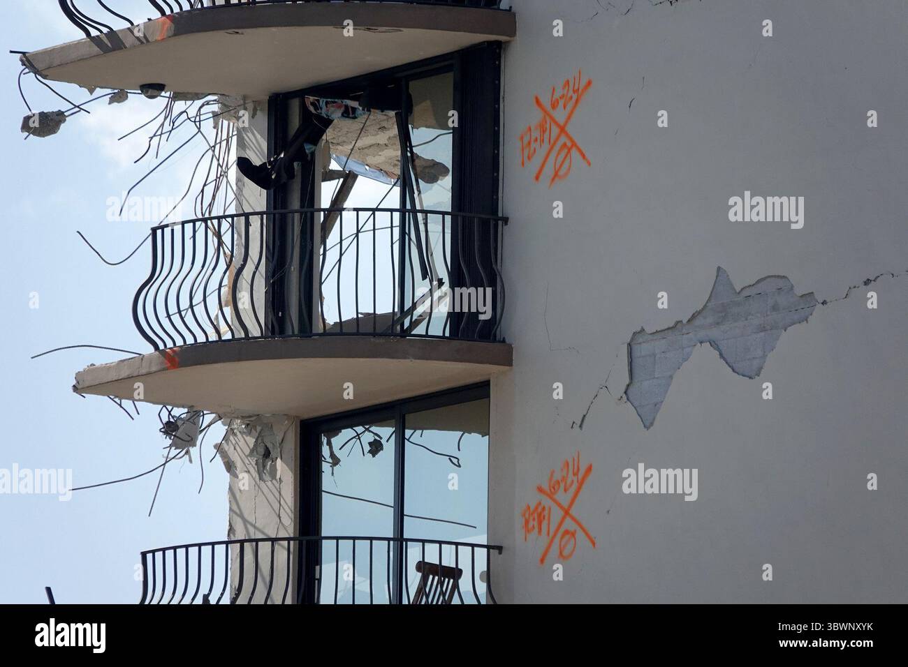 28 juin 2021, Surfside, Floride, États-Unis : des symboles peints sur les murs fissurés du condo effondré à Surfside, Floride, sont vus lundi. Les symboles indiquent que l'appartement a été fouillé. Les autorités ont identifié huit des dix personnes dont la mort a été confirmée et ont déclaré que 151 personnes restent portées disparues alors que les sauveteurs fouillent les décombres des tours Champlain Sud. (Crédit image : © Joe Cavaretta/Sun-Sentinel/TNS via ZUMA Wire) Banque D'Images