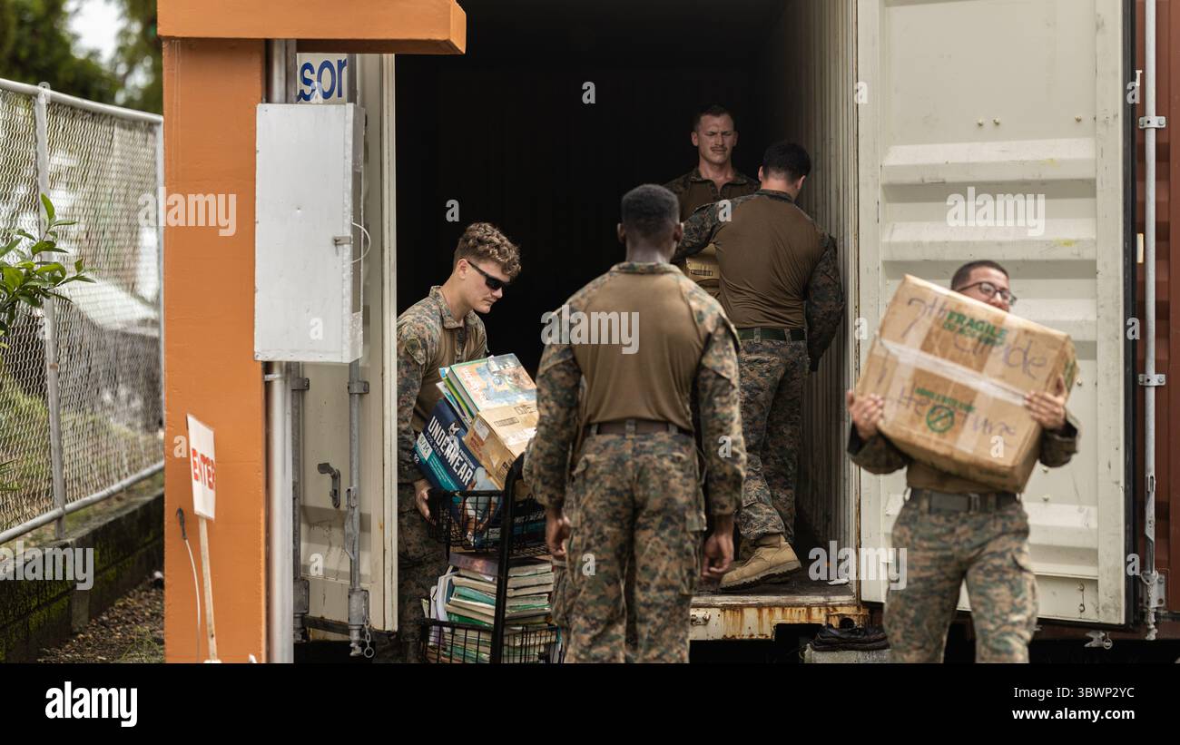 Les Marines américains avec le bataillon de logistique de combat 15, le régiment de logistique de combat 17, 1st Marine Logistics Group, déplacent les boîtes de fournitures scolaires dans les salles de classe après les mini-Jeux du Pacifique pendant Koa Moana 25 à l'école primaire Meyuns à Palau, le 15 juillet 2025. KOA Moana 25 est un partenariat annuel dans la région Indo-Pacifique qui renforce les relations établies, renforce la coopération en matière de sécurité théâtrale et améliore la résilience de nos alliés et partenaires par le biais de la sensibilisation communautaire, de l’assistance médicale et civique, des projets d’amélioration des infrastructures et des échanges de leaders clés. (U.S. Marine corps Banque D'Images