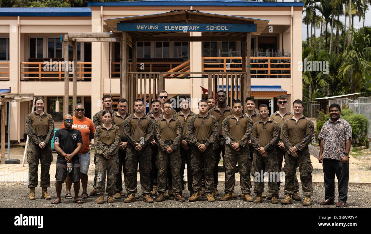 Les Marines américains avec le bataillon de logistique de combat 15, le régiment de logistique de combat 17, le 1st Marine Logistics Group et le personnel de l'école primaire Meyuns posent pour une photo lors de Koa Moana 25 à Palau, le 15 juillet 2025. KOA Moana 25 est un partenariat annuel dans la région Indo-Pacifique qui renforce les relations établies, renforce la coopération en matière de sécurité théâtrale et améliore la résilience de nos alliés et partenaires par le biais de la sensibilisation communautaire, de l’assistance médicale et civique, des projets d’amélioration des infrastructures et des échanges de leaders clés. (Photo du corps des Marines des États-Unis par le caporal Ryan Ramsammy) Banque D'Images