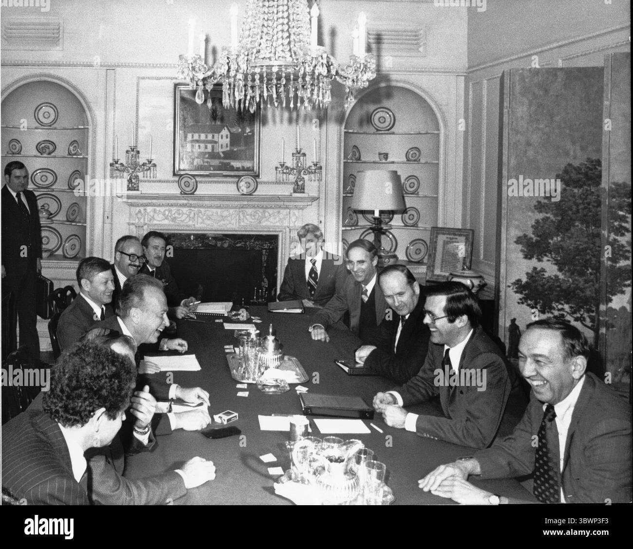 28 janvier 1976, Washington, District de Columbia, Etats-Unis : le premier ministre israélien Yitzak Rabin, à gauche, rencontre le secrétaire américain à la Défense Donald Rumsfeld, à droite, à Blair House à Washington, DC le 28 janvier 1976 pour discuter des besoins de défense d'Israël. À l’époque, 2 milliards de dollars qui devaient aller à Israël ont été coupés du budget américain (image crédit : © Barry Soorenko/CNP via ZUMA Wire) Banque D'Images