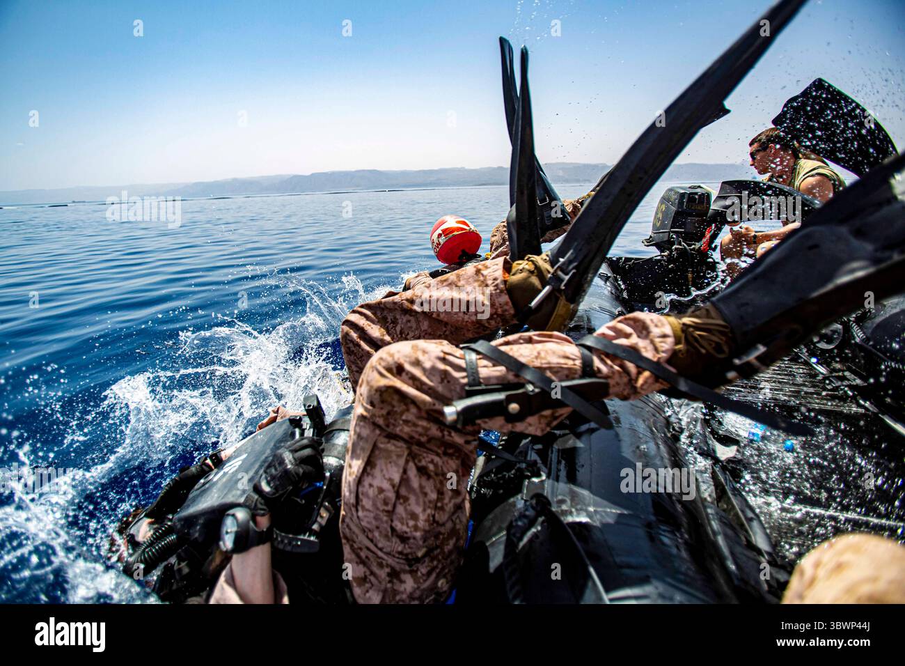 10 juin 2021 - Aqaba, Jordanie - des Marines affectés à la 24e unité expéditionnaire des Marines (MEU) et des membres de l'unité de lutte contre le terrorisme de Jordans 2 participent à une formation de plongée lors d'une répétition de combat amphibie de théâtre (TACR) à Aqaba, Jordanie, le 10 juin. Le TACR intègre les ressources de la marine américaine et du corps des Marines pour exercer une gamme de capacités critiques liées au combat, à la fois à flot et à terre. La 24e MEU est déployée dans la zone d’opérations de la 5e flotte américaine à l’appui des opérations navales pour assurer la stabilité et la sécurité maritimes dans la région centrale, reliant la Méditerranée et le Pacifique à travers le weste Banque D'Images