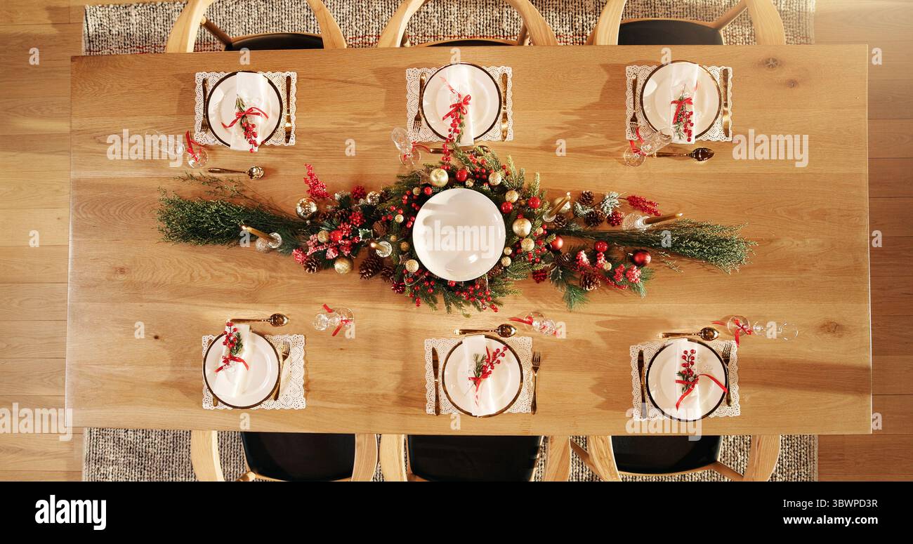 Salle à manger, décoration de table et noël avec des assiettes pour le dîner de vacances, repas de fête ou l'hospitalité ci-dessus. Vue de dessus, préparation ou préparation pour la saison Banque D'Images