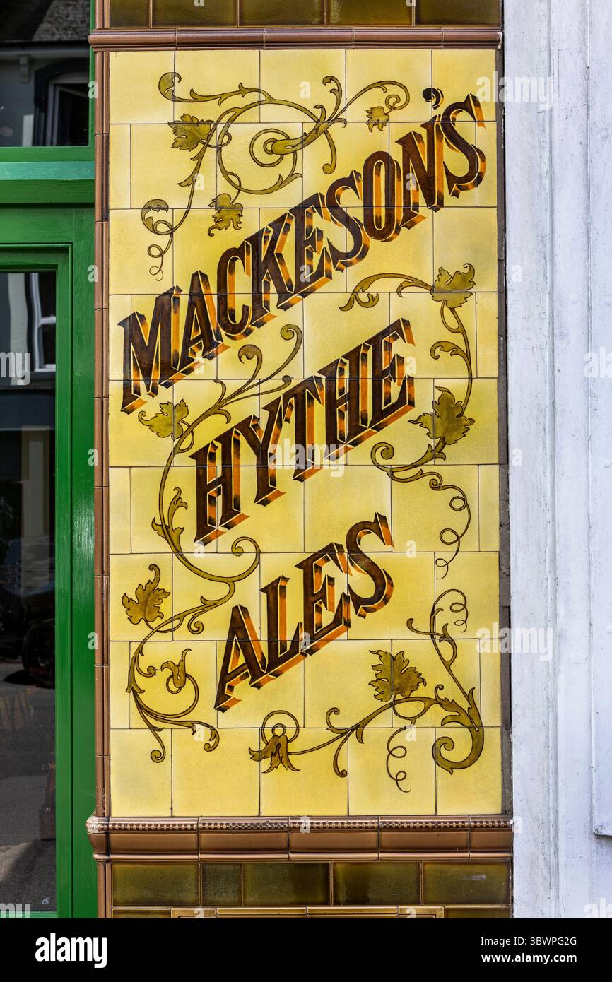 Un panneau carrelé classique pour Mackeson's Hythe Ales sur le robinet de la brasserie à Folkestone, kent. Banque D'Images