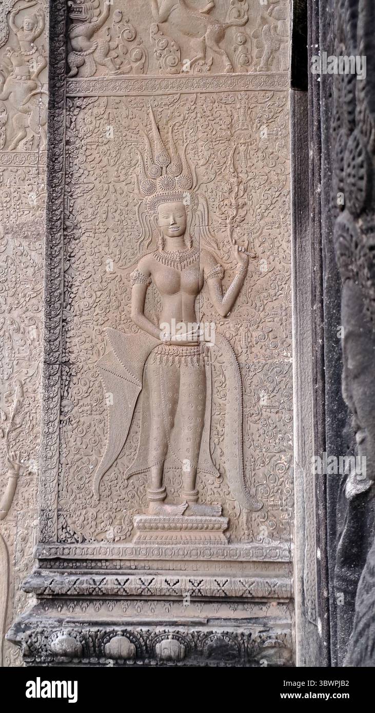 Bas-relief en pierre détaillé d'une danseuse apsara sculptée sur un mur de temple à Angkor Wat, Cambodge. Art et architecture traditionnels khmers. Banque D'Images