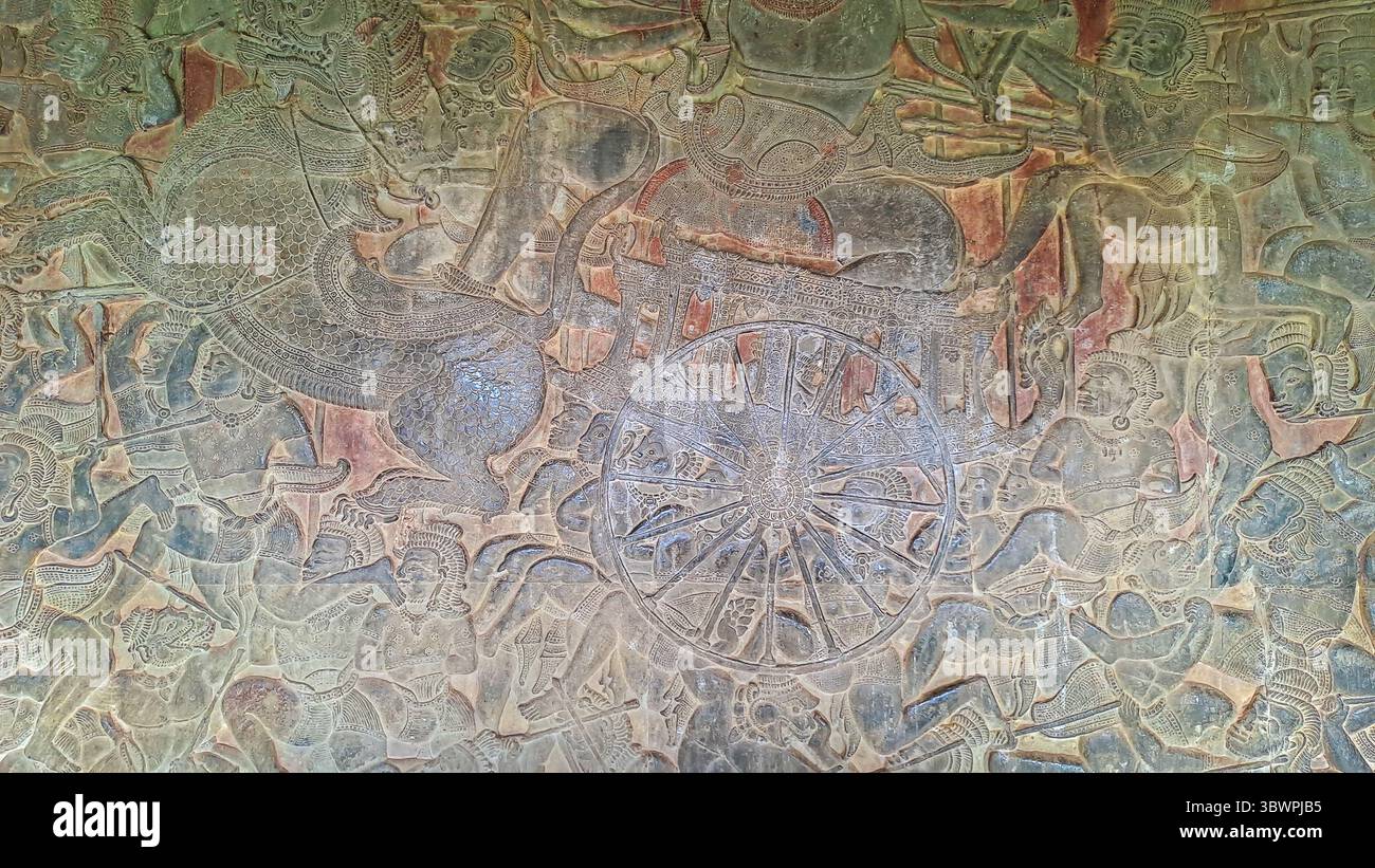 Ancien bas-relief du temple d'Angkor Wat représentant une scène de bataille mythologique avec des guerriers, des chars et des créatures divines. Empire khmer, Cambodge. Banque D'Images