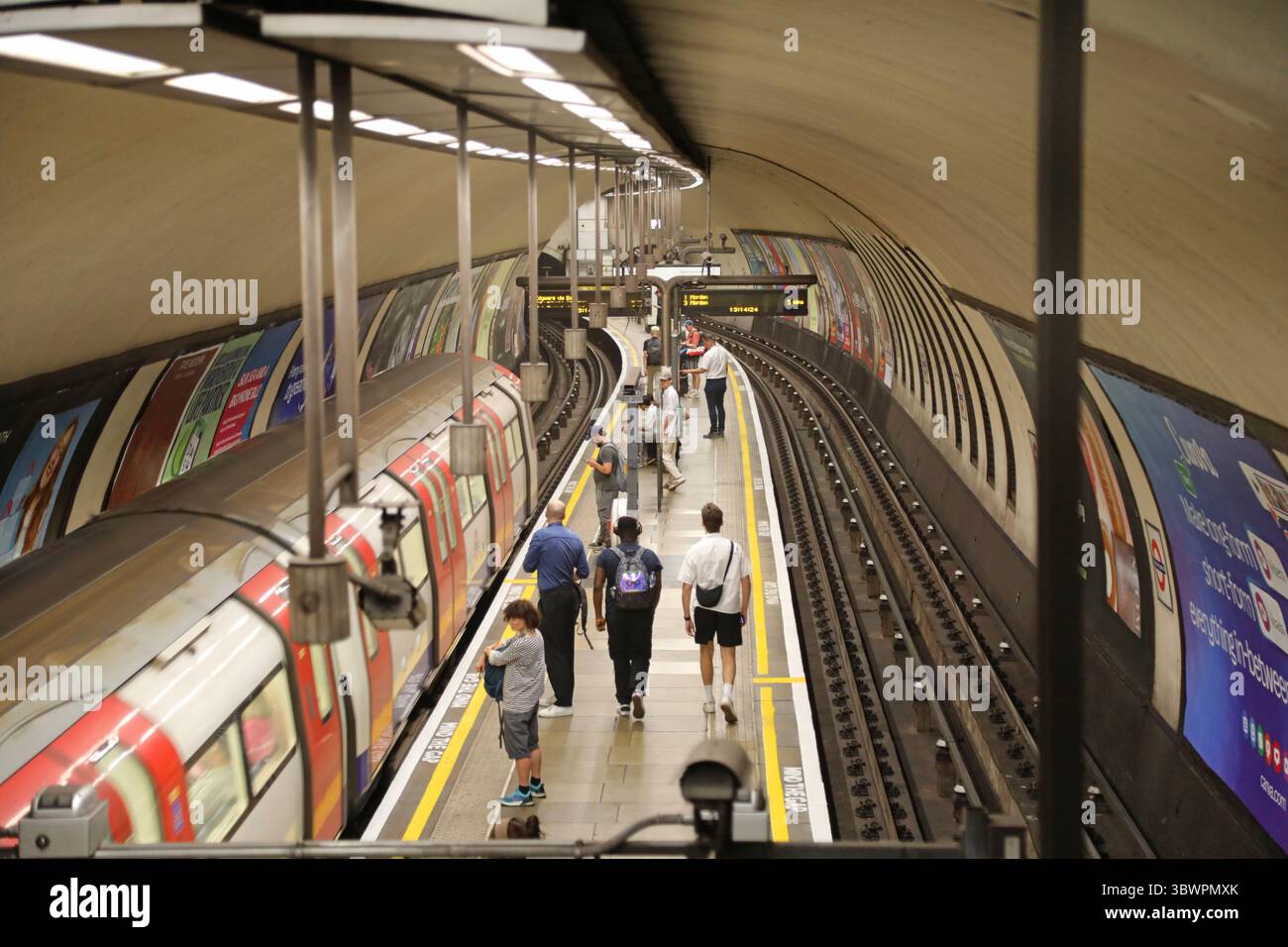 Train Northern Line en direction du nord arrivant à la station de métro Clapham North à Londres, Royaume-Uni. Arrangement controversé de plate-forme centrale. Banque D'Images