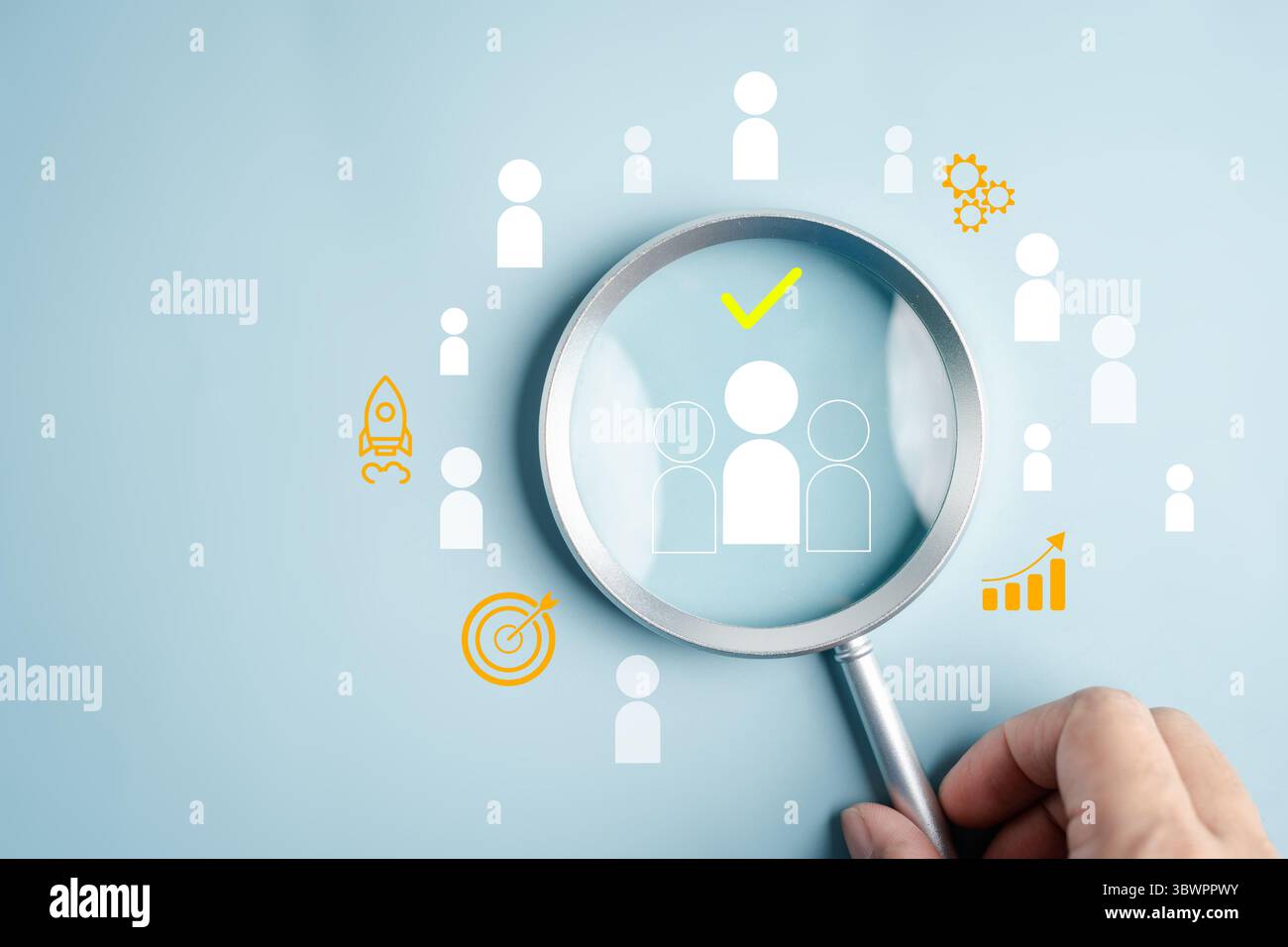 Gestion des ressources humaines en affaires loupe en se concentrant sur le candidat sélectionné parmi l'équipe, le recrutement, le leadership et l'acquisition de talents stra Banque D'Images