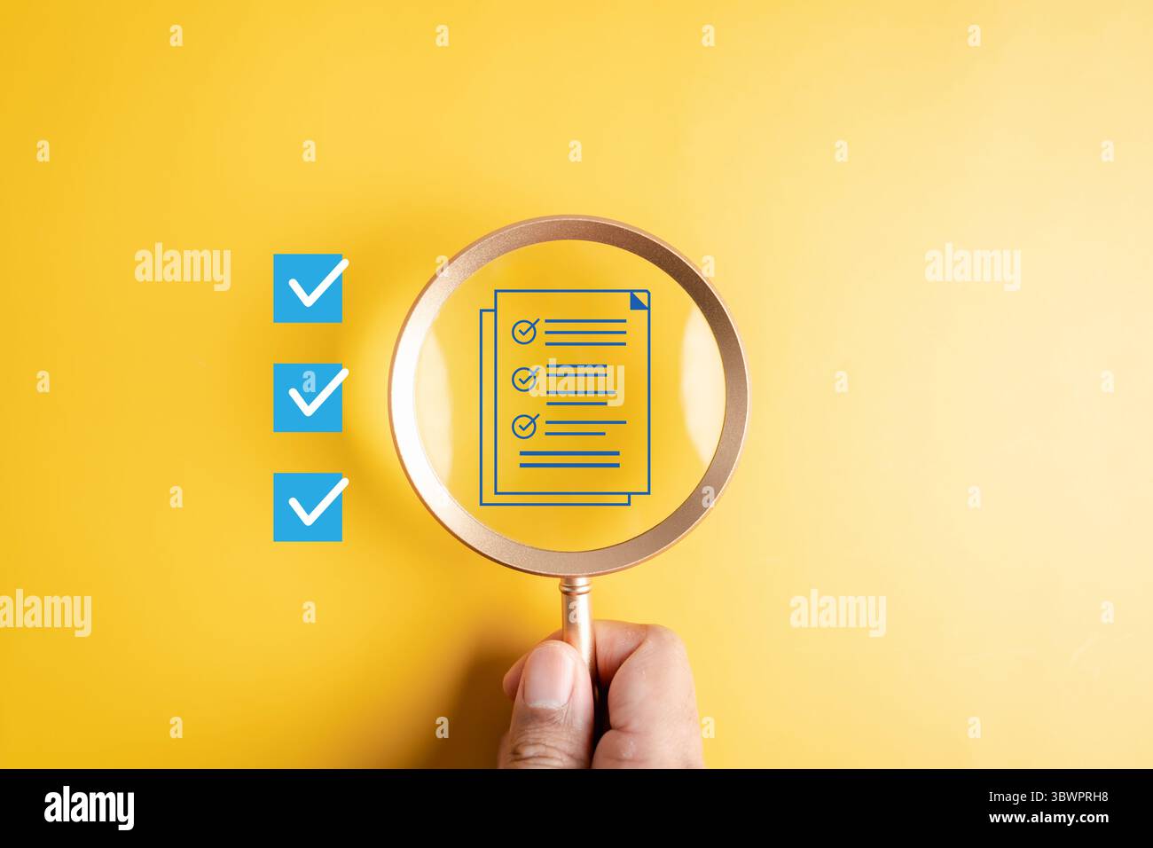 Liste de contrôle examen des documents et vérification des tâches à l'aide d'une loupe en mettant l'accent sur les éléments terminés Banque D'Images