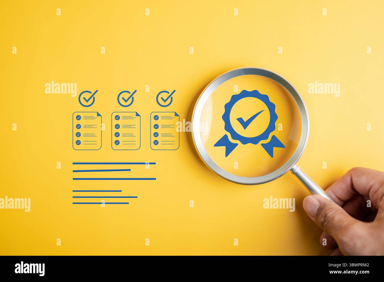 La liste de contrôle du certificat de qualité forme les documents d'évaluation complétés, l'approbation des normes et la vérification certifiée de la conformité, de l'assurance et de la qualité Banque D'Images