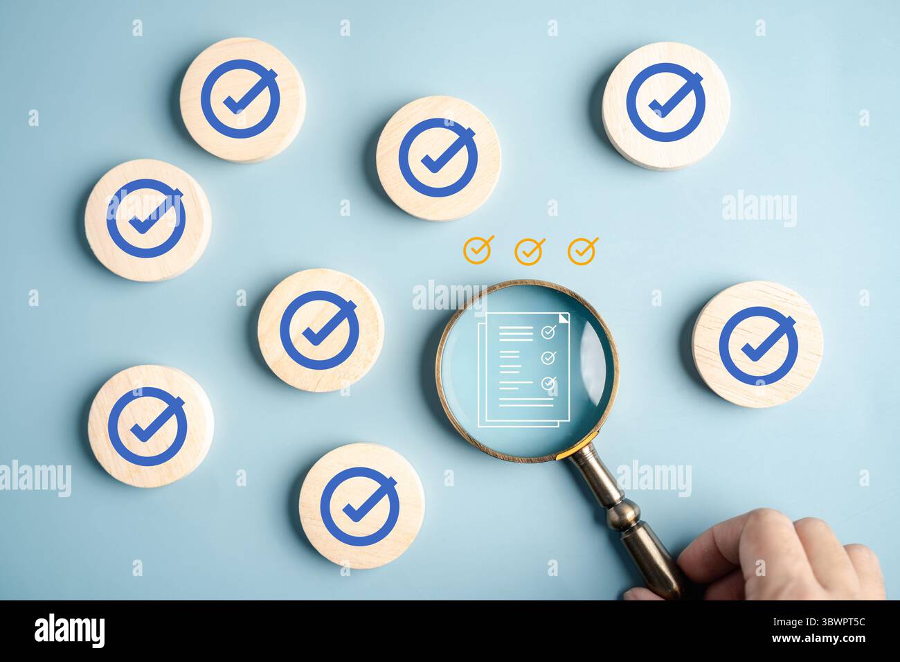 Formulaire numérique sondage et vérification de liste de contrôle avec document sous loupe, données en ligne Banque D'Images