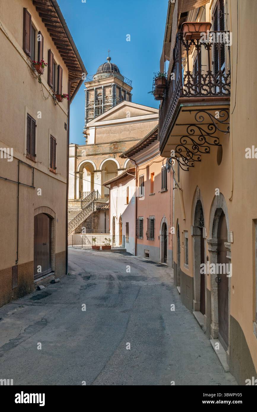 Église Saint-Martin, endommagée par le tremblement de terre de 2016, via Cesare Battisti, village d'Abeto, évacuée et inhabitée, près de Norcia, Ombrie, Italie Banque D'Images