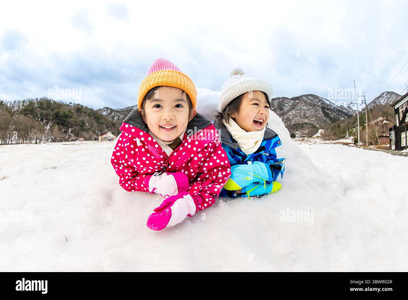 Des enfants japonais jouant dans la neige Banque D'Images