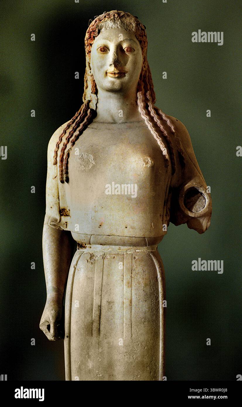 Statue d'un Kore.480 B.C.E le 'Peplos Kore, Musée grec. ( Kore est le terme moderne donné à un type de sculpture grecque antique autonome de la période archaïque représentant des figures féminines, toujours d'un jeune âge. ) Banque D'Images