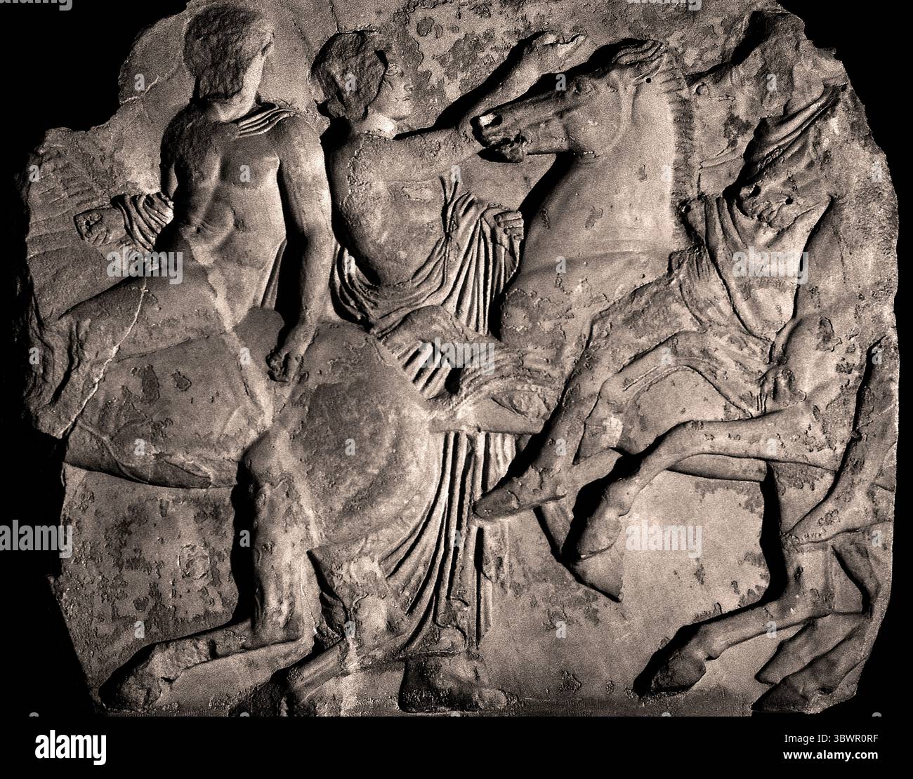 Frise du Parthénon, Grèce grecque Athènes, Musée grec. ( La frise du Parthénon est une bande continue de relief de marbre sculpté qui entoure la partie supérieure de la cella, le bâtiment principal du temple, à l'intérieur du Parthénon sur l'Acropole à Athènes. Il représente la procession panathénaïque, un festival majeur organisé tous les quatre ans pour honorer la déesse Athéna. La frise est une partie importante du programme sculptural global du Parthénon, qui comprend également des métopes et des frontons . Banque D'Images