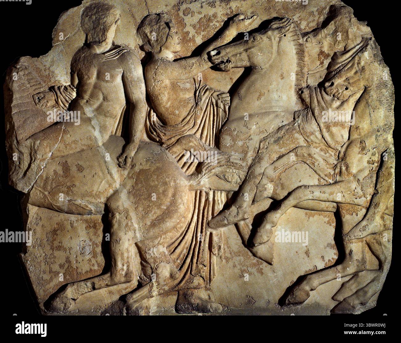 Frise du Parthénon, Grèce grecque Athènes, Musée grec. ( La frise du Parthénon est une bande continue de relief de marbre sculpté qui entoure la partie supérieure de la cella, le bâtiment principal du temple, à l'intérieur du Parthénon sur l'Acropole à Athènes. Il représente la procession panathénaïque, un festival majeur organisé tous les quatre ans pour honorer la déesse Athéna. La frise est une partie importante du programme sculptural global du Parthénon, qui comprend également des métopes et des frontons . Banque D'Images