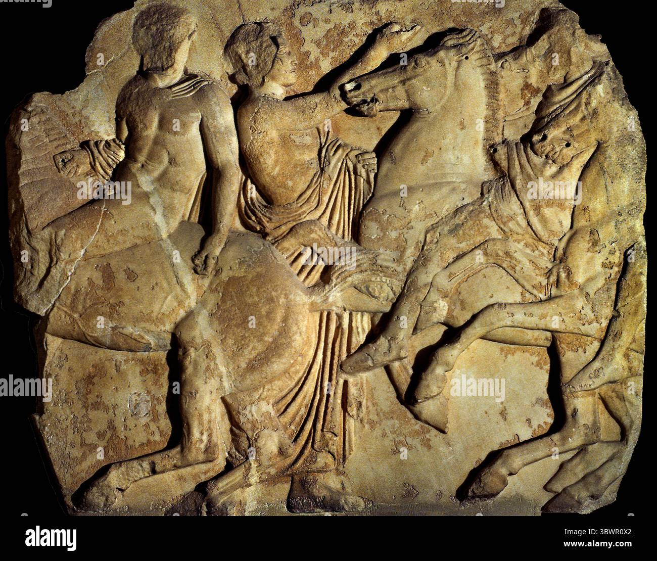 Frise du Parthénon, Grèce grecque Athènes, Musée grec. ( La frise du Parthénon est une bande continue de relief de marbre sculpté qui entoure la partie supérieure de la cella, le bâtiment principal du temple, à l'intérieur du Parthénon sur l'Acropole à Athènes. Il représente la procession panathénaïque, un festival majeur organisé tous les quatre ans pour honorer la déesse Athéna. La frise est une partie importante du programme sculptural global du Parthénon, qui comprend également des métopes et des frontons . Banque D'Images