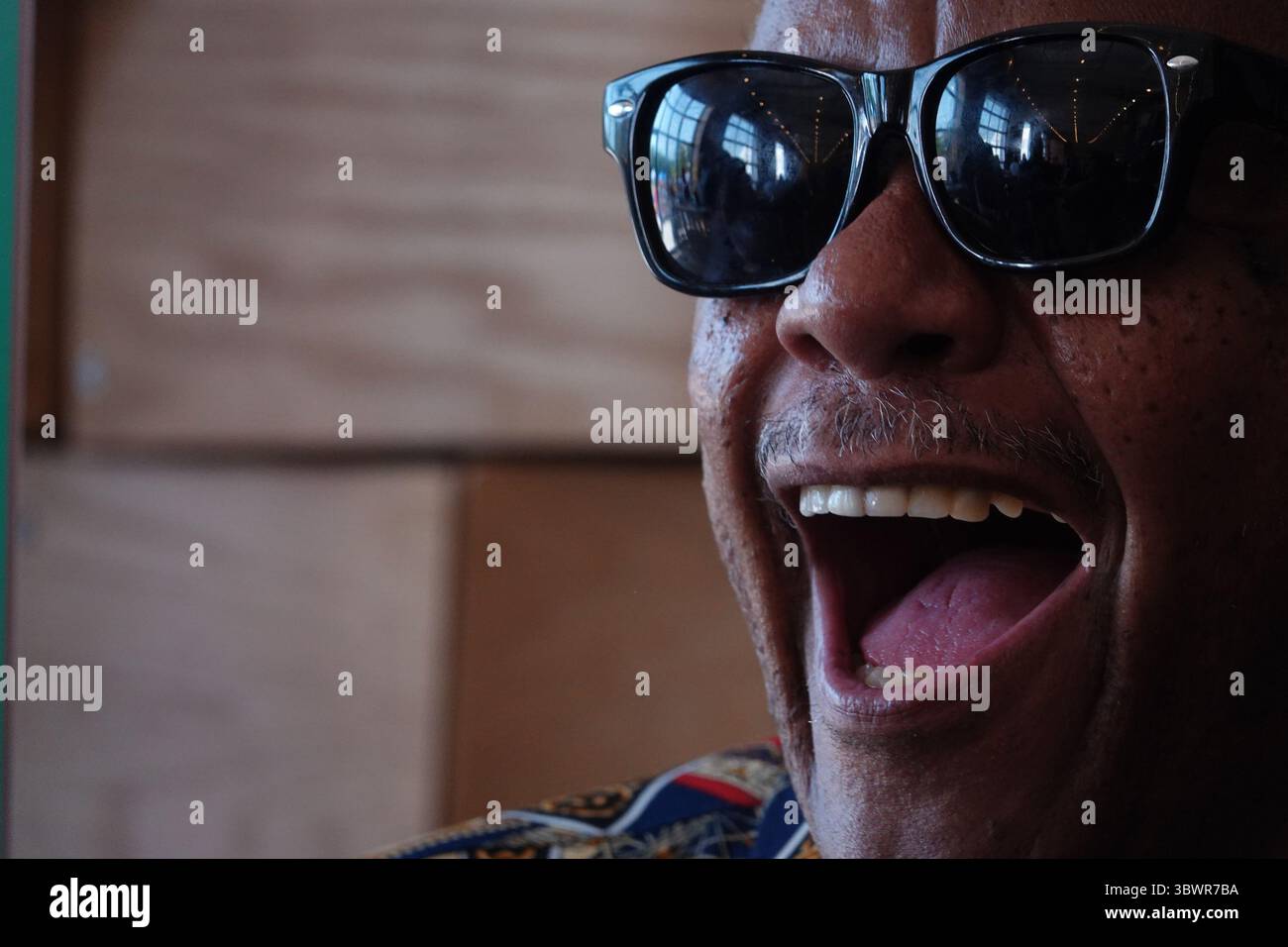 3 juillet 2021, Memphis, Tennessee, USA : le chanteur R&B LARRY DODSON des Bar-Kays signe des livres à Grind City Brewery sur Sat. 2 juillet 2021. (Crédit image : © Karen Focht/ZUMA Wire) Banque D'Images