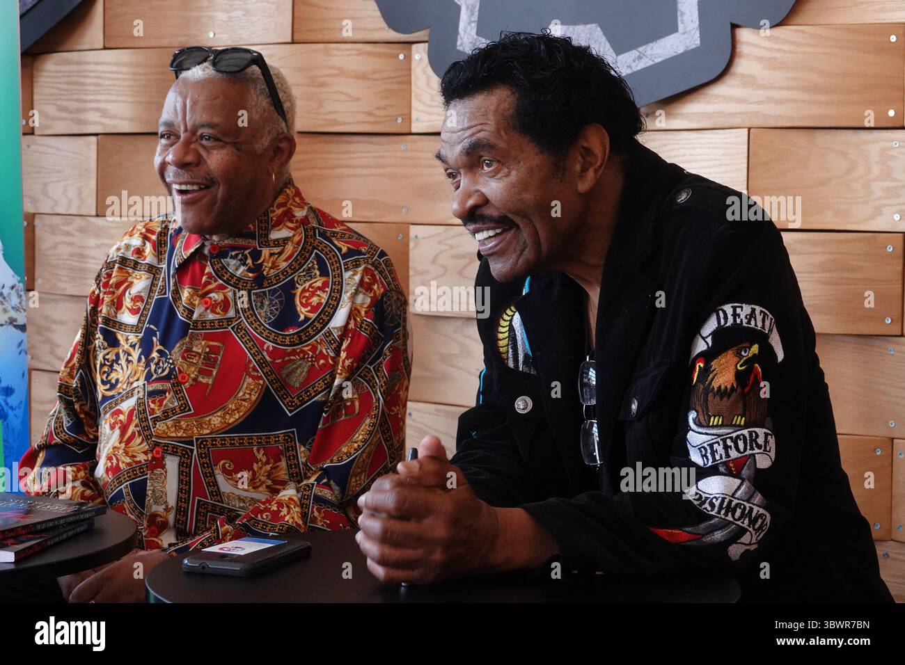 3 juillet 2021, Memphis, Tennessee, USA : bluesman légendaire, connu sous le nom de King of the Chitlin' circuit, BOBBY RUSH, 87 ans, s'est diverti à Memphis, Tennessee pendant le week-end de vacances. Rush s'est produit au Levitt Shell le vendredi 1er juillet 2021, puis a signé des exemplaires de son nouveau livre Ã'i Ain't Studdin' ya : My American Blues Story,Ã“ à la brasserie Grind City à Memphis samedi. L'octogénaire Mississippi est un artiste deux fois récompensé par un Grammy Award. Il est avec le chanteur R&B LARRY DODSON (à gauche) des Bar-Kays. (Crédit image : © Karen Focht/ZUMA Wire) Banque D'Images