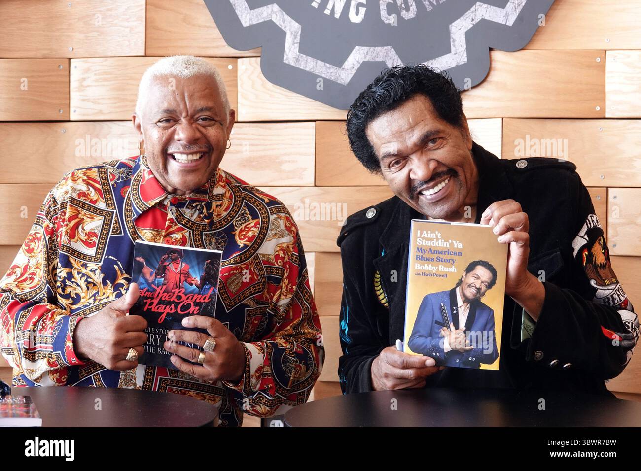 3 juillet 2021, Memphis, Tennessee, USA : bluesman légendaire, connu sous le nom de King of the Chitlin' circuit, BOBBY RUSH, 87 ans, s'est diverti à Memphis, Tennessee pendant le week-end de vacances. Rush s'est produit au Levitt Shell le vendredi 1er juillet 2021, puis a signé des exemplaires de son nouveau livre Ã'i Ain't Studdin' ya : My American Blues Story,Ã“ à la brasserie Grind City à Memphis samedi. L'octogénaire Mississippi est un artiste deux fois récompensé par un Grammy Award. Il est avec le chanteur R&B LARRY DODSON (à gauche) des Bar-Kays. (Crédit image : © Karen Focht/ZUMA Wire) Banque D'Images