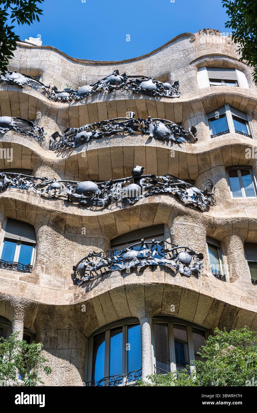 Casa Milà (la Pedrera) conçue par l'architecte catalan Antoni Gaudi sur le Passeig de Gràcia dans le quartier de l'Eixample à Barcelone en Catalogne en Espagne Banque D'Images