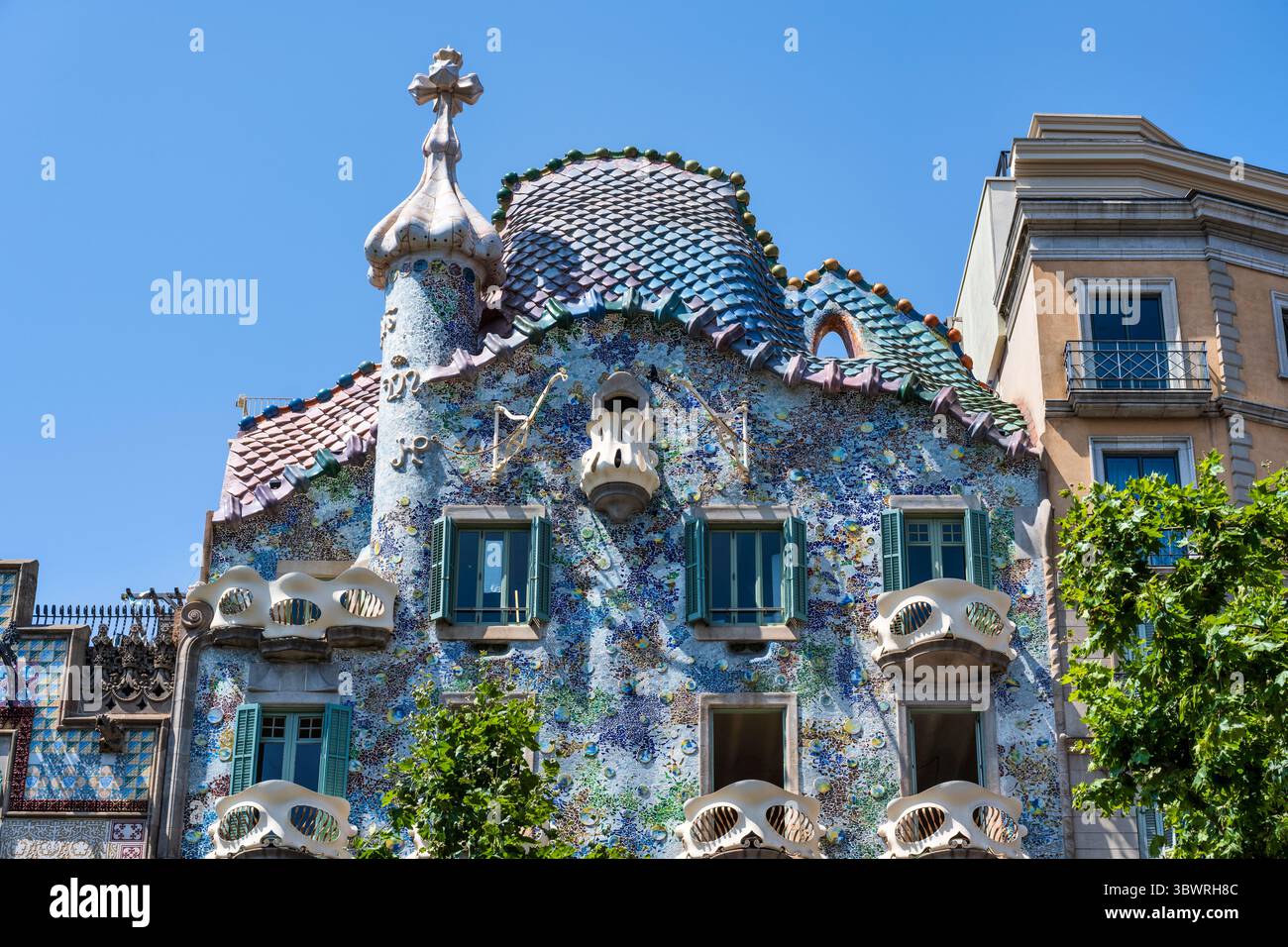 Casa Batlló conçue par l'architecte catalan Antoni Gaudi sur le Passeig de Gràcia dans le quartier de l'Eixample à Barcelone, dans la région de Catalogne en Espagne Banque D'Images