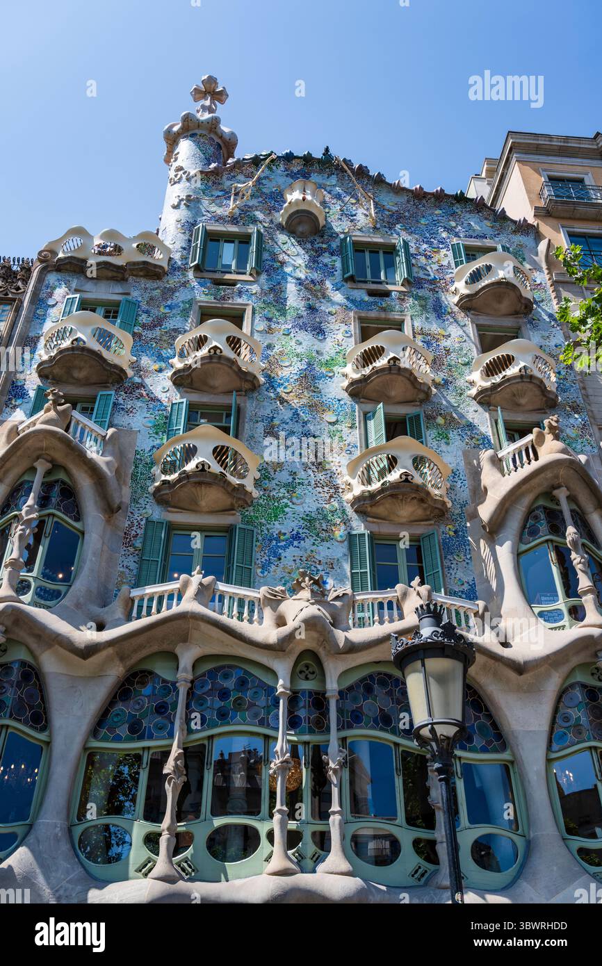 Casa Batlló conçue par l'architecte catalan Antoni Gaudi sur le Passeig de Gràcia dans le quartier de l'Eixample à Barcelone, dans la région de Catalogne en Espagne Banque D'Images